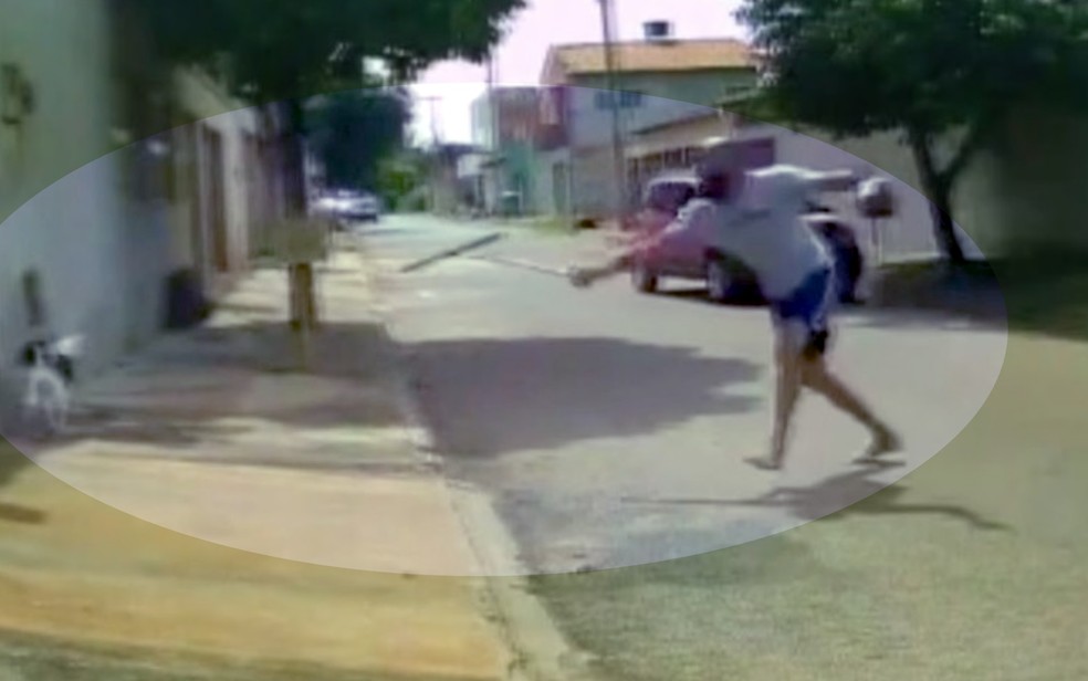 Homem Ã© flagrado agredindo cÃ£o com rodo em rua de GoiÃ¢nia â Foto: TV Anhanguera/ReproduÃ§Ã£o