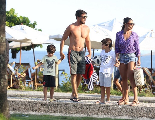 Juliana Paes e família na praia da Barra da Tijuca (Foto: Dilson Silva/ AgNews)