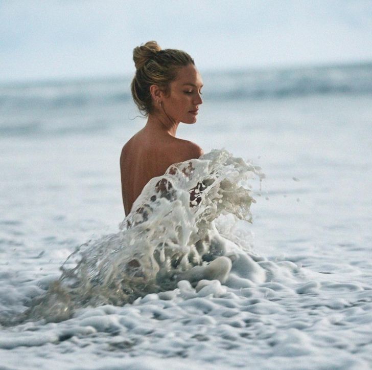 Candice Swanepoel celebra Iemanjá com foto no mar (Foto: Reprodução/Instagram)