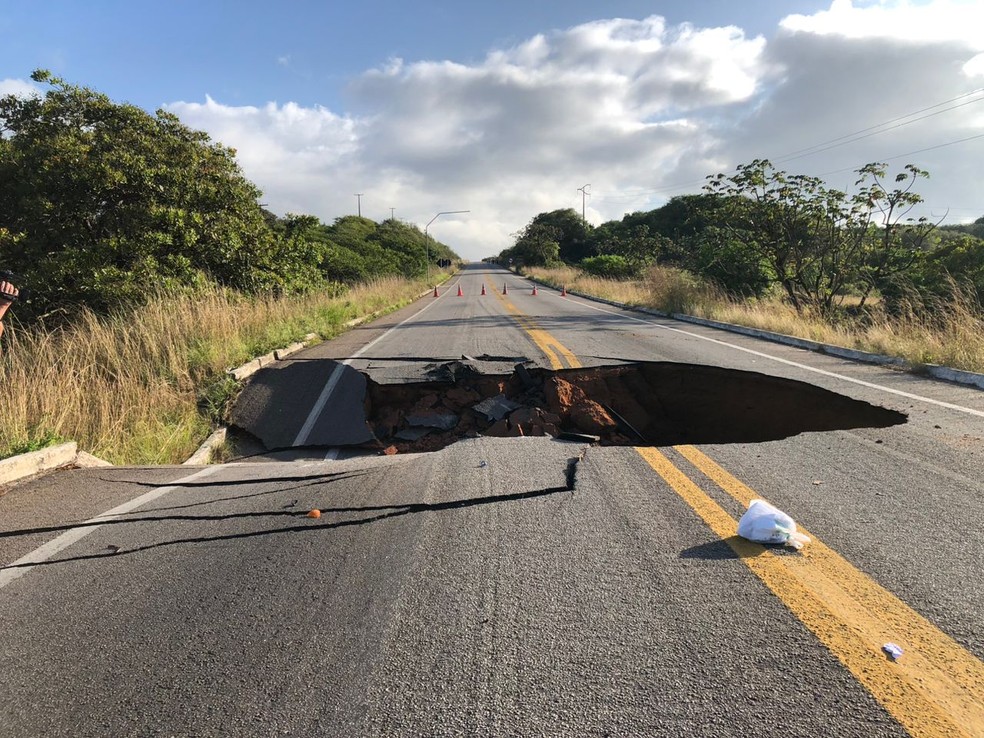 Cratera aberta na BR-101 Norte entre Natal e Extremoz — Foto: Vinícius Marinho/Inter TV Cabugi
