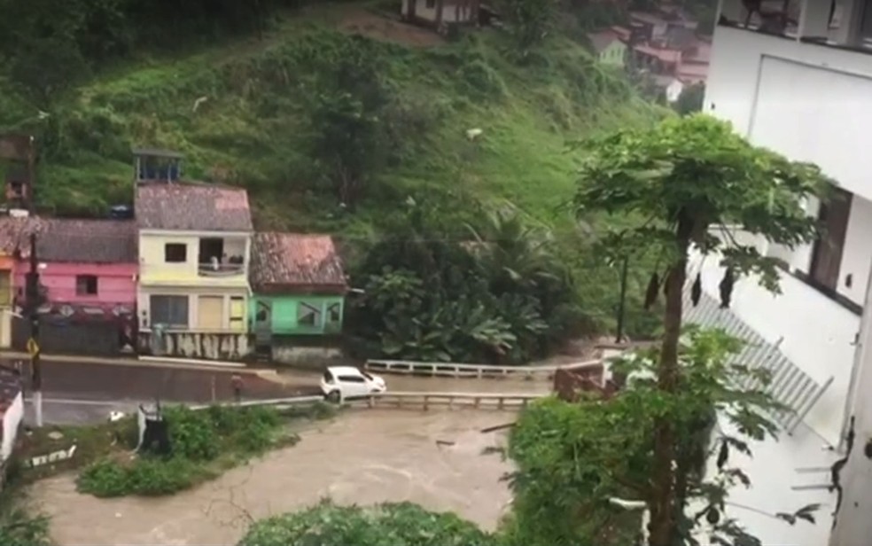 Chuva deixa ruas alagadas em Maragogipe, no rec&ocirc;ncavo baiano &mdash; Foto: Reprodu&ccedil;&atilde;o/TV Bahia