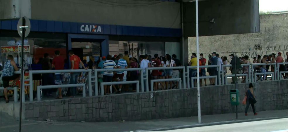 Fila em agência da Caixa Econômica, em João Pessoa — Foto: TV Cabo Branco/Reprodução