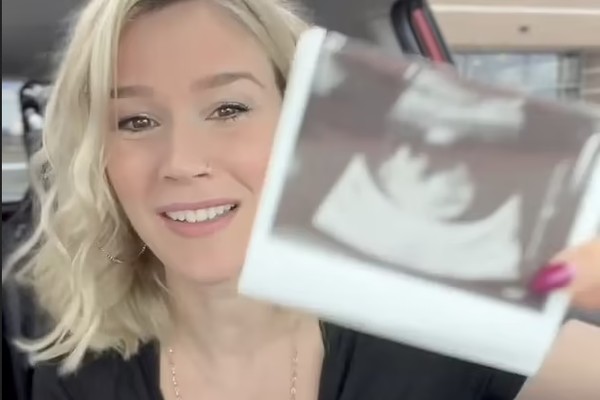 A cantora Joss Stone no vídeo em que anunciou sua nova gravidez (Foto: Instagram)