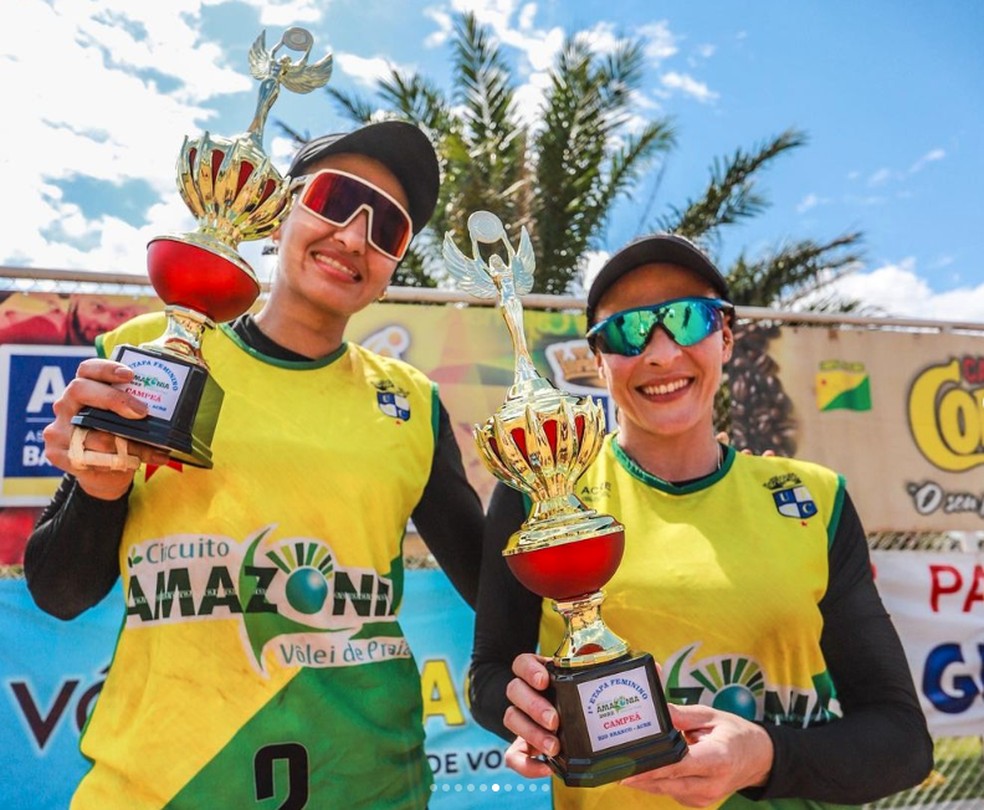 Ynara Fernandes (D) e Quemile Souza (E) são campeãs da 1ª etapa do Circuito Amazônica de Vôlei de Praia Feminino — Foto: Arquivo pessoal/Ramon Aquim