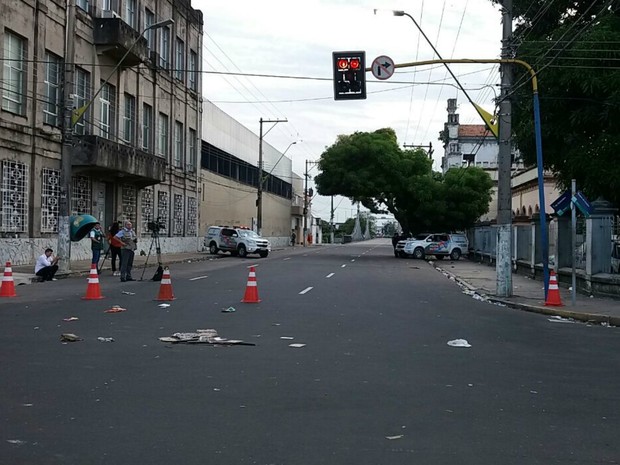 Trecho da Avenida 7 de Setembro está interditado para veículos  (Foto: Adneison Severiano/G1 AM)