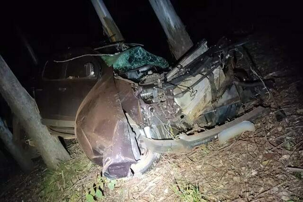 Veículo ficou completamente destruído depois do acidente — Foto: PMR/ Reprodução 