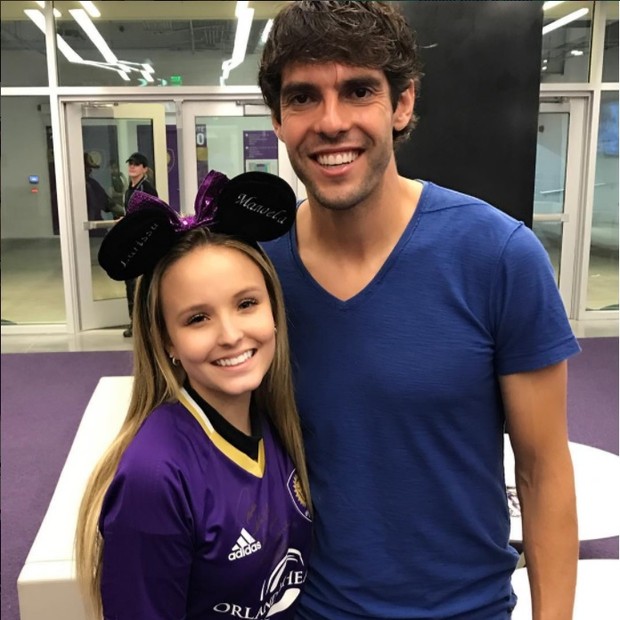 Larissa Manoela posa ao lado de Kaká  (Foto: Reprodução/Instagram)