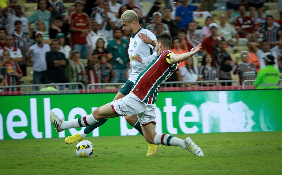 Pedro Raul disputa bola com Nino, do Fluminense — Foto: Rosiron Rodrigues / GEC