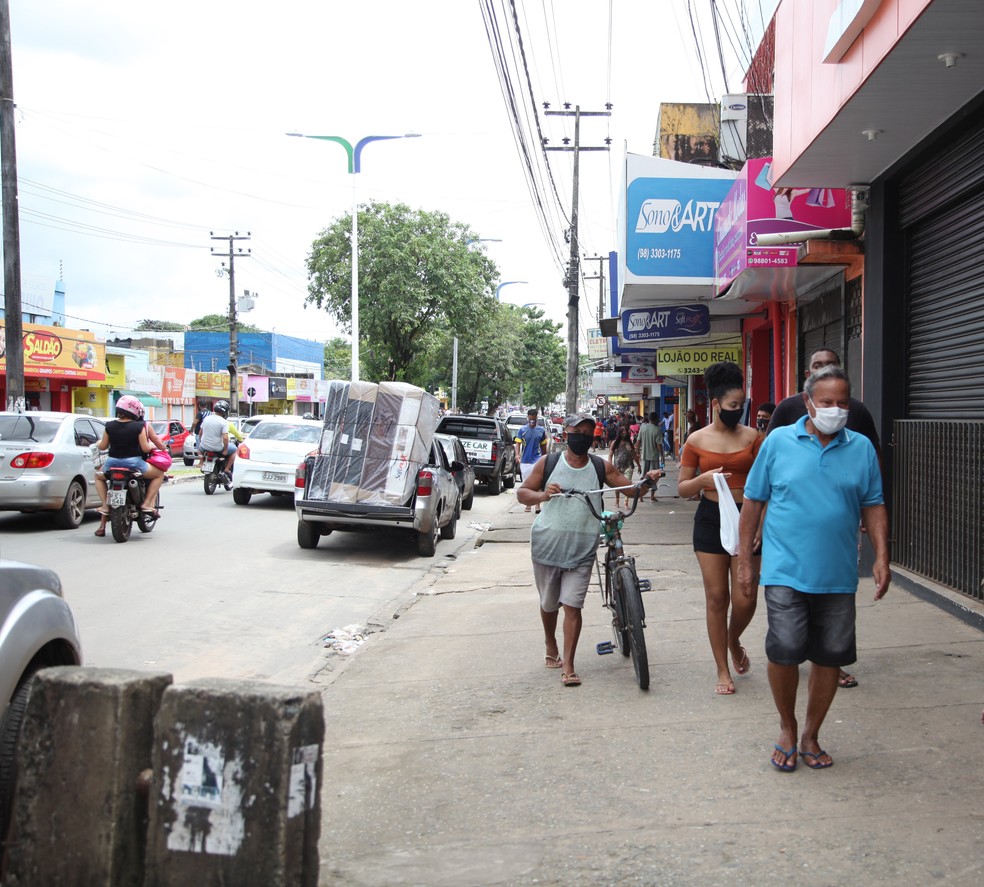 SÃO LUÍS (MA) - Alta movimentação de pessoas é registrada no bairro João Paulo, na véspera do lockdown — Foto: Rafaelle Fróes/G1 MA