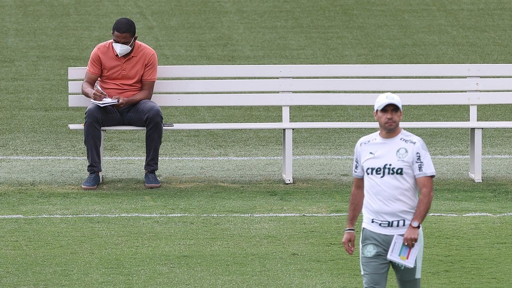 César Sampaio no treino do Palmeiras próximo de Abel Ferreira — Foto: Cesar Greco\Palmeiras