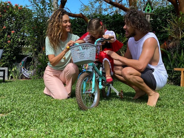 Débora Nascimento e José Loreto com Bella (Foto: Reprodução/Instagram)