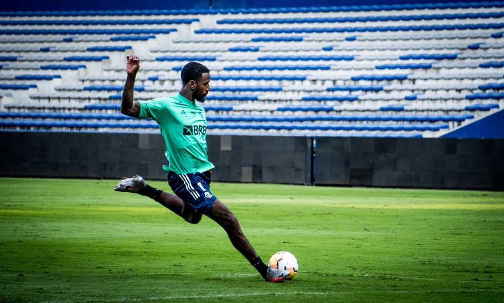Gerson em ação no treino do Flamengo em Guayaquil — Foto: Divulgação / Flamengo