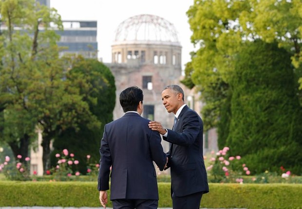 Barack Obama ao lado do primeiro-ministro do Japão, Shinzo Abe, em visita histórica a Hiroshima (Foto: EFE/Kimimasa Mayama / Pool)