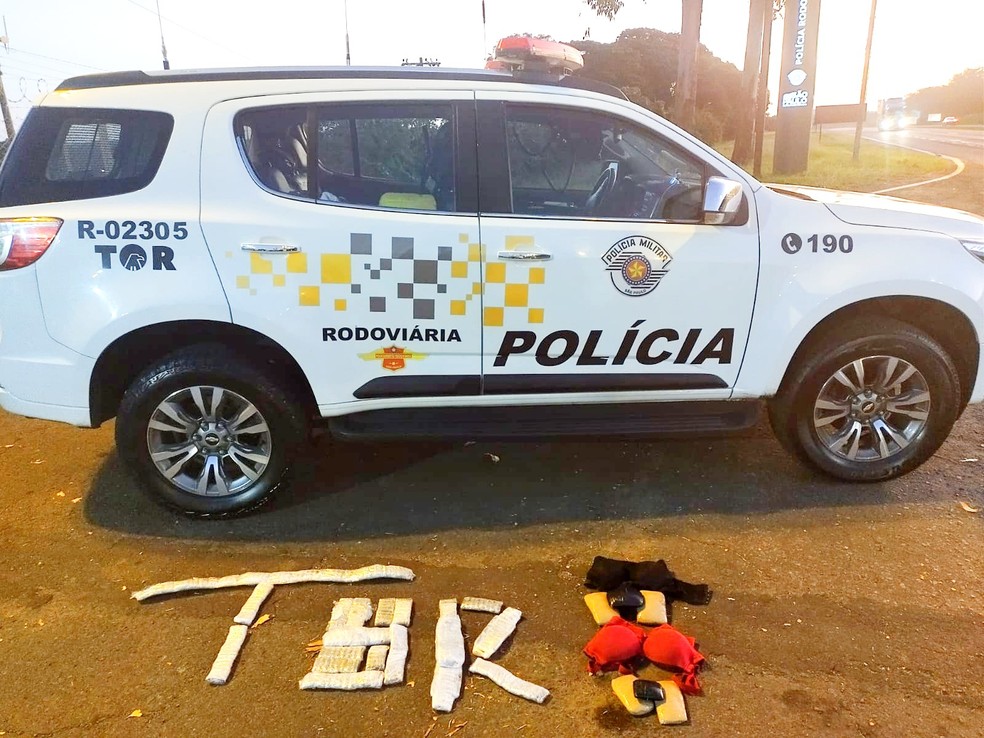 Polícia prende quarteto de bolivianos com mais de 5 quilos de cocaína em rodovia de Garça — Foto: Polícia Rodoviária/Divulgação