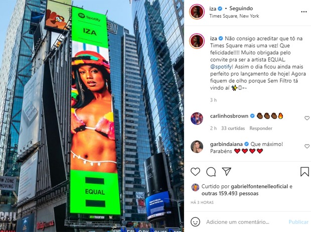 IZA comemora outdoor na Times Square (Foto: Reprodução/Instagram)