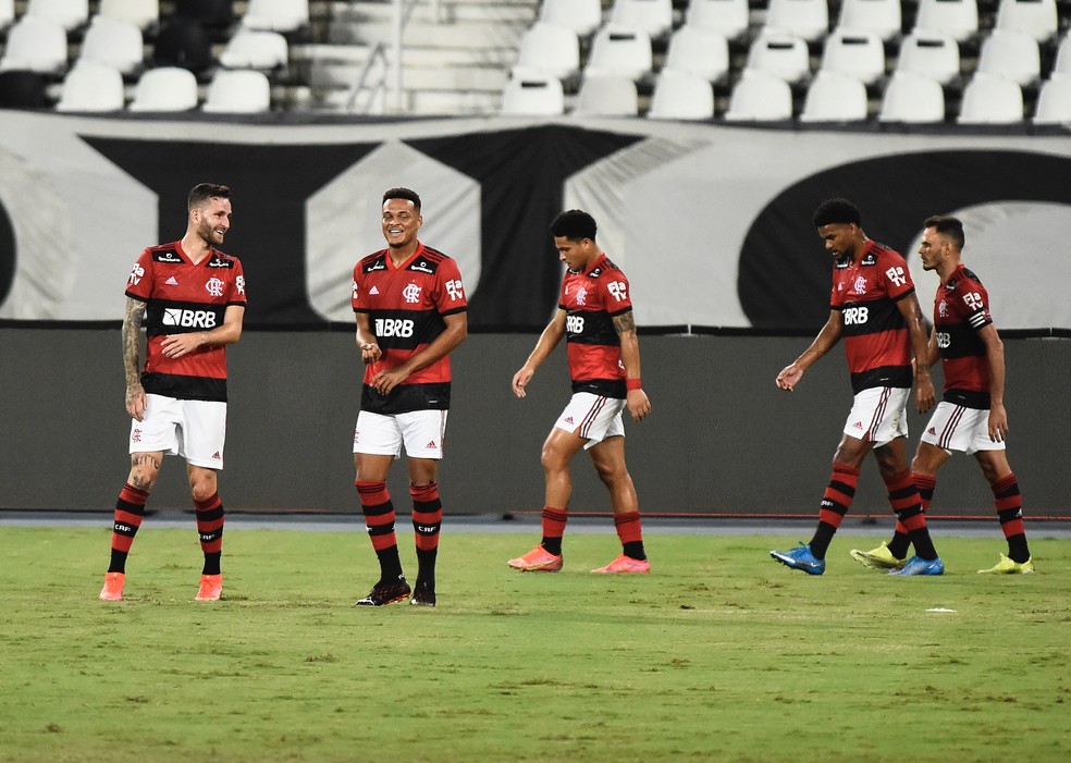 Rodrigo Muniz comemora gol do Flamengo sobre o Botafogo &mdash; Foto: Andr&eacute; Dur&atilde;o / ge