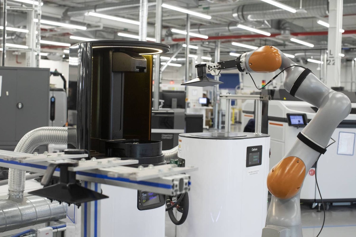 Robôs da Ford estão operando impressoras 3-D sem ajuda de humanos | Robótica