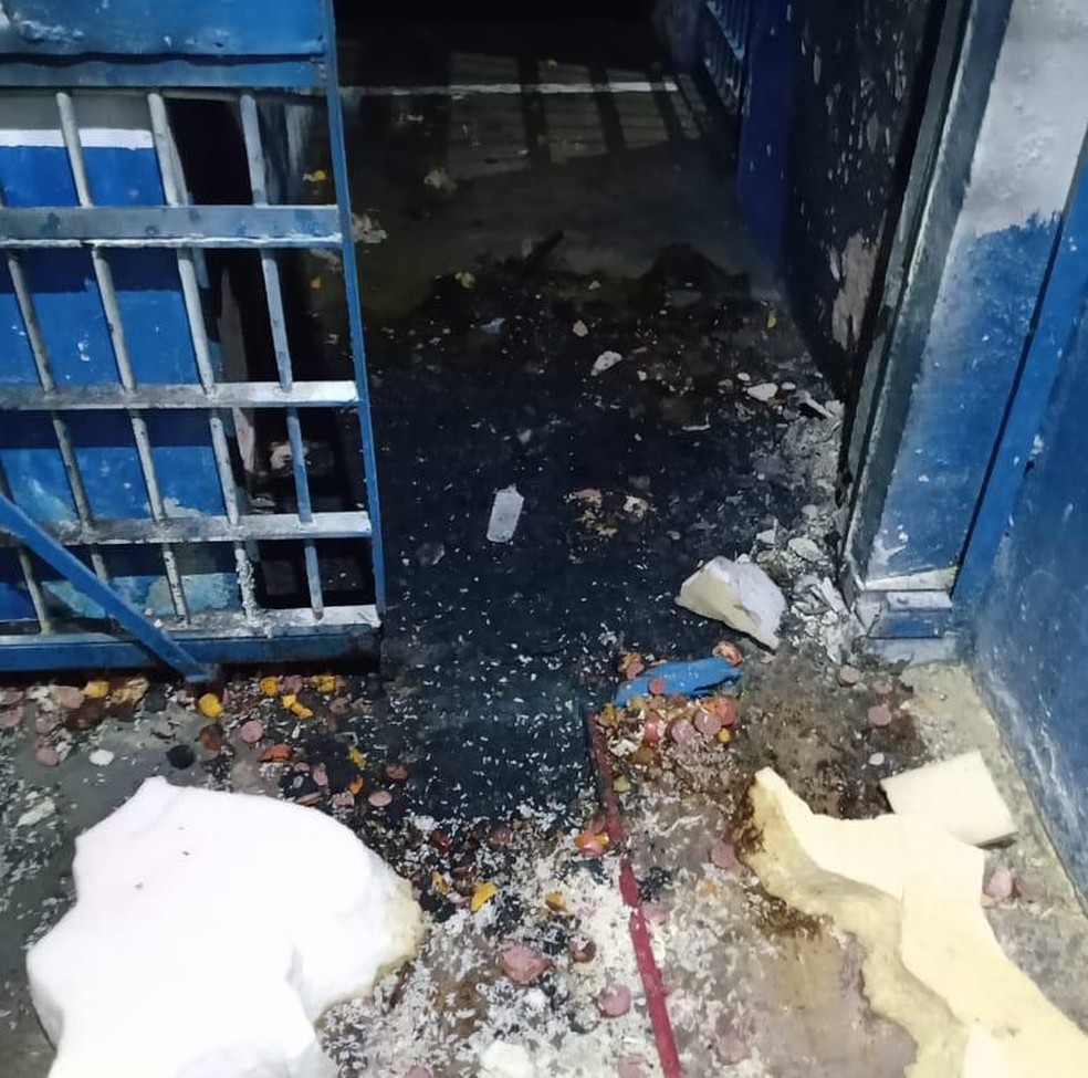 Pedaços de espumas e caixas de papelão foram incendiados dentro das celas — Foto: Divulgação