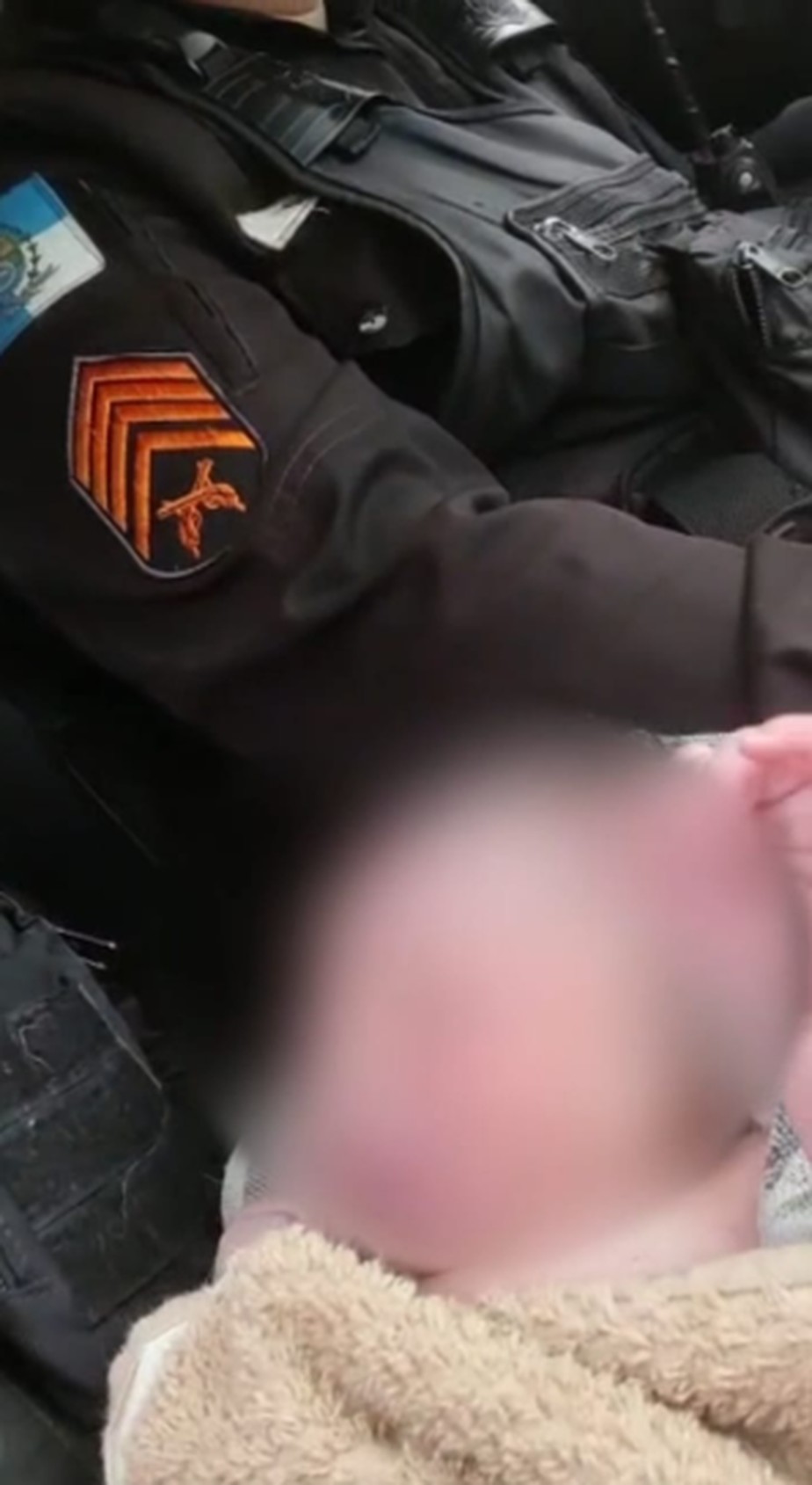Bebê abandonado em sacola é resgatado por policiais