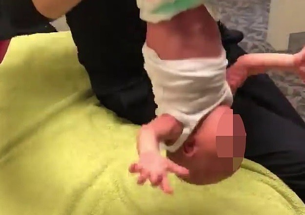 Tratamento de quiropraxia infantil causou polêmica nas redes sociais (Foto: Reprodução Youtube)