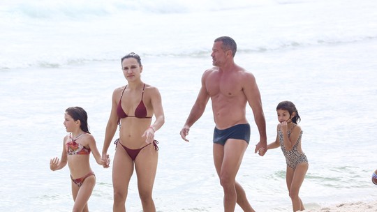 Malvino Salvador e Kyra Gracie curtem praia com as filhas