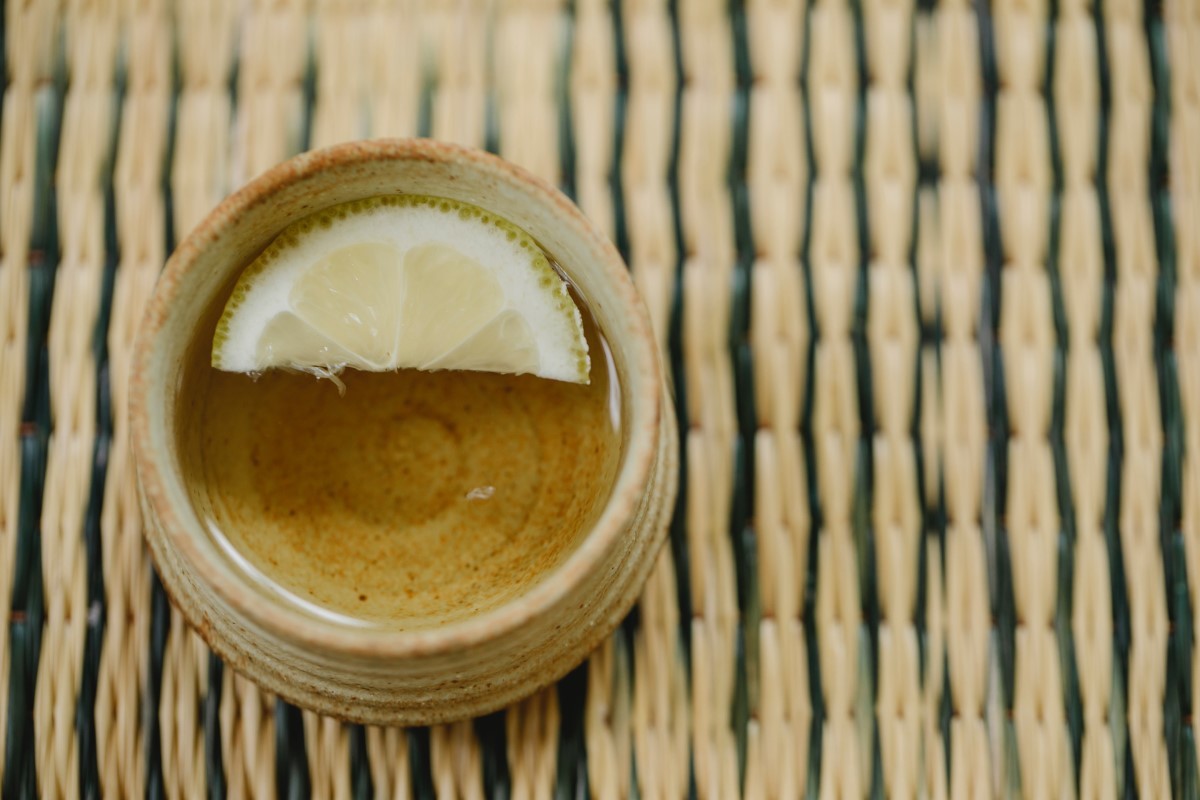 Algumas gotas de limão pode potencializar o efeito do chá verde  (Foto: Pexels / Charlotte May / CreativeCommons)