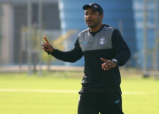 Roger elogia grupo, mas quer esticar o elástico por evolução no Grêmio