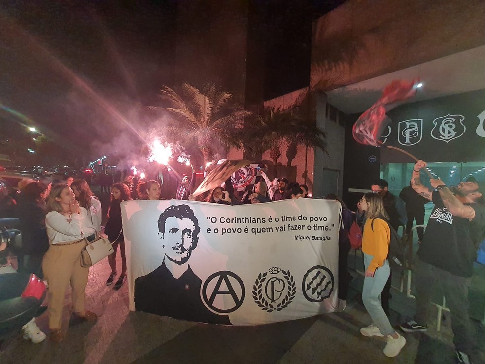 Torcedoras do Corinthians protestam contra Cuca no Parque São Jorge — Foto: Pedro Hubner