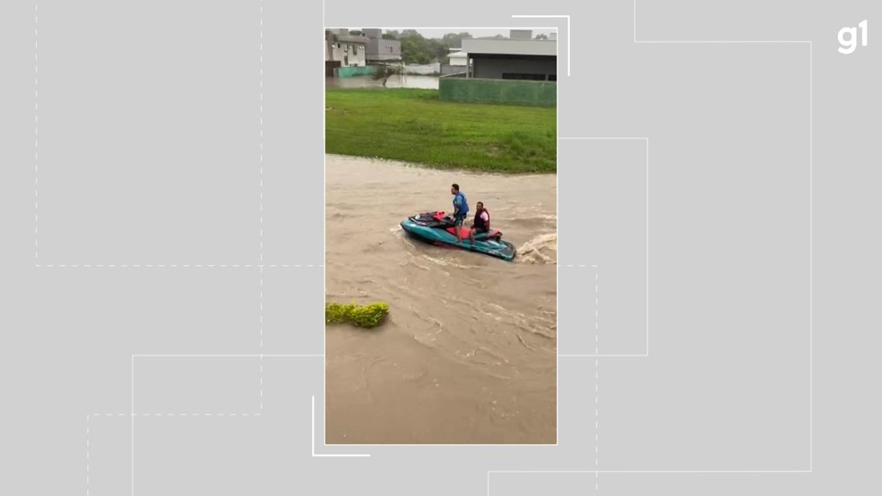 Condomínio de luxo fica totalmente alagado em Ilhéus e voluntários fazem resgate com moto aquática — Foto: Reprodução / Redes Sociais