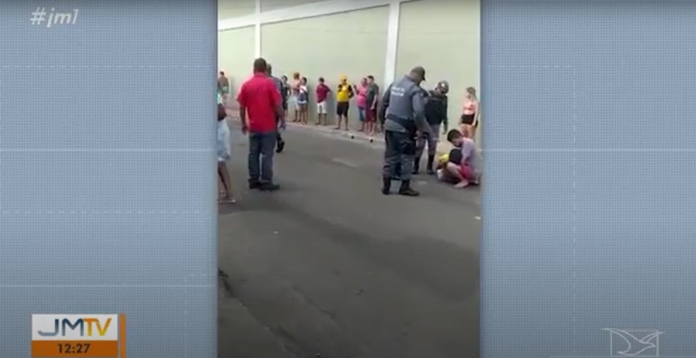 Vítimas ficaram no chão e foram amparadas por vizinhos após a briga — Foto: Reprodução/TV Mirante