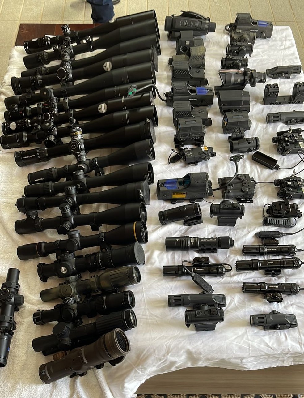 Polícia apreende armas em casa de empresário denunciado por agressões  — Foto: Polícia Civil/Divulgação 