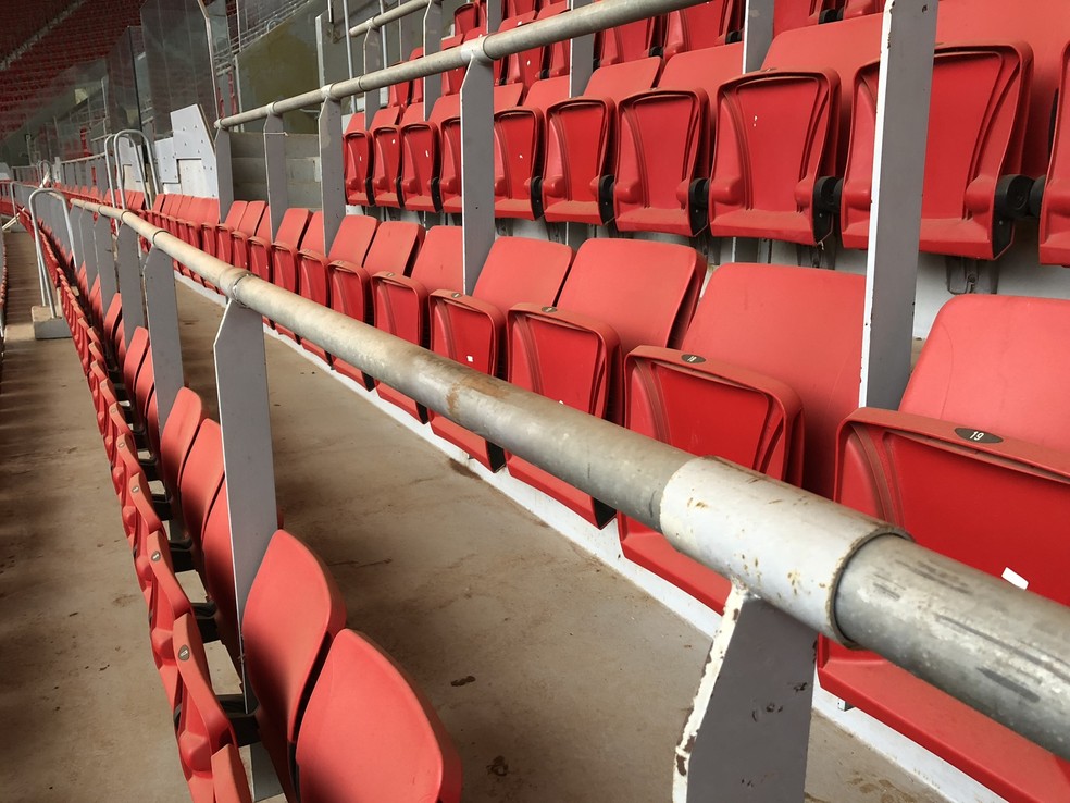 Arquibancadas sujas  (Foto: Daniel Borges / GloboEsporte.com)