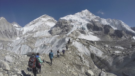 Alpinistas encontram mais de 1,6 toneladas de lixo plástico no Himalaia