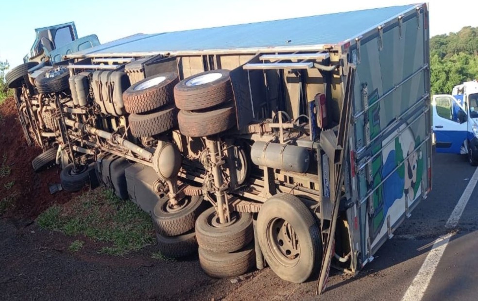 Passageiro de caminhão morre após motorista perder controle do veículo em rodovia de Maracaí — Foto: Polícia Rodoviária /Divulgação