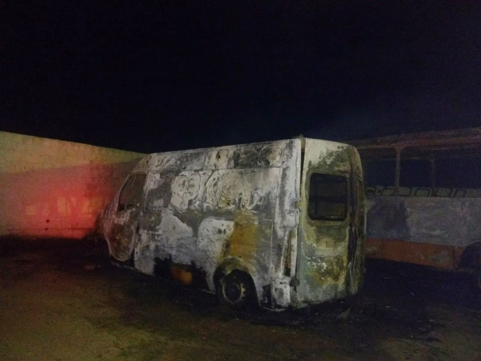 Ambul�ncia ap�s pegar fogo na noite da ter�a-feira (19), na garagem de prefeitura do Cariri da PB � Foto: Prefeitura/Divulga��o