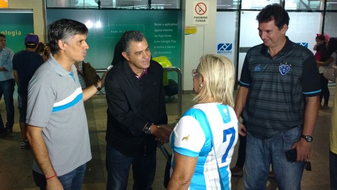 Marcelo Chamusca cumprimenta uma torcedora e sócia do Paysandu (Foto: Pedro Cruz/GloboEsporte.com)