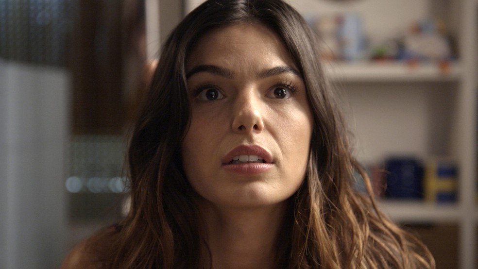 Ritinha estava fazendo coisa errada e é pega bem na hora... (Foto: TV Globo)