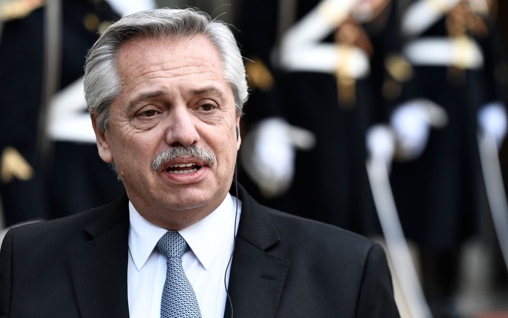 O presidente da Argentina, Alberto Fernández, fala a jornalistas em Paris, durante visita oficial à França, em fevereiro — Foto: Stephane de Sakutin/AFP