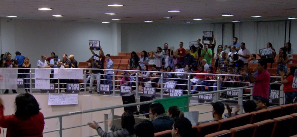 Profissionais da Educação protestam durante sessão — Foto: TVCA/Reprodução