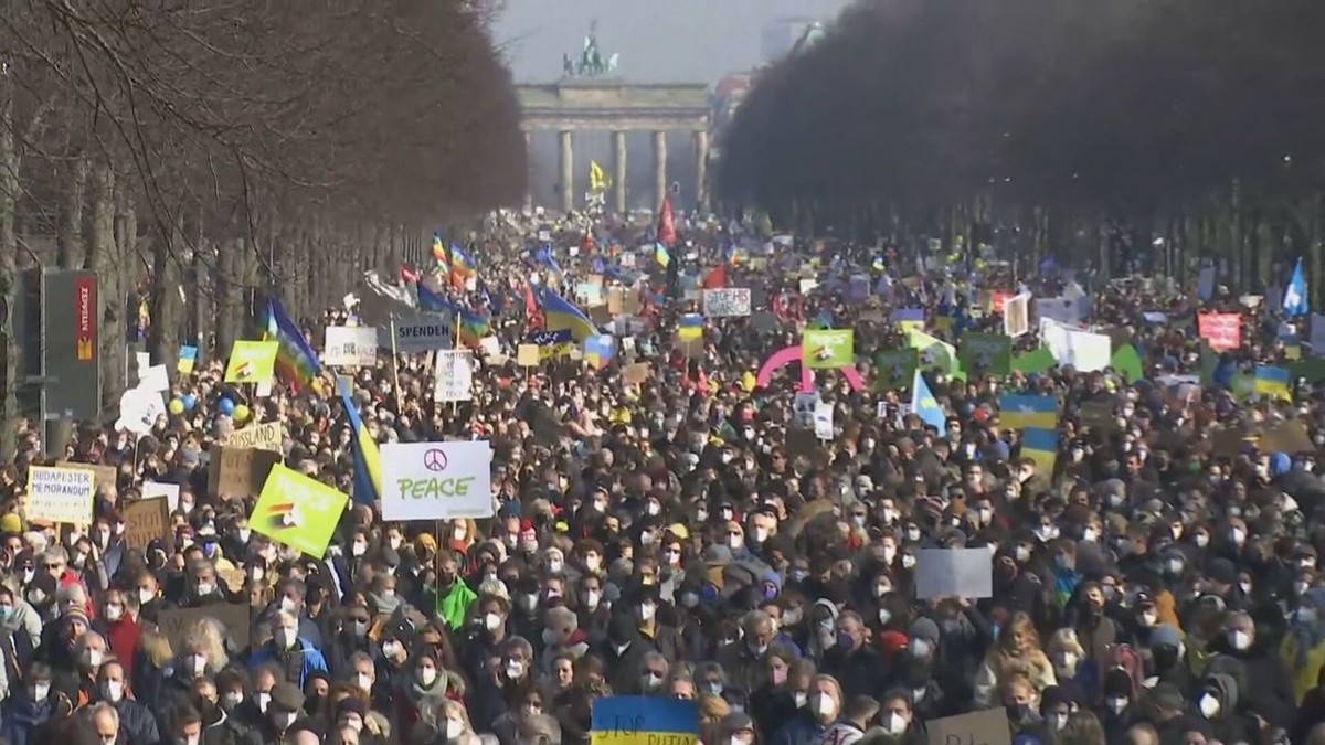 Fast 100.000 Menschen gehen in Berlin für die Ukraine auf die Straße |  Welt