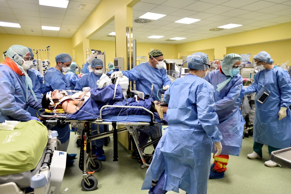 Vários membros da equipe médica em trajes de proteção são necessários para levar um paciente de 18 anos com Covid-19 em uma unidade de terapia intensiva no hospital San Raffaele em Milão, na Itália, em 27 de março — Foto: Flavio Lo Scalzo/Reuters