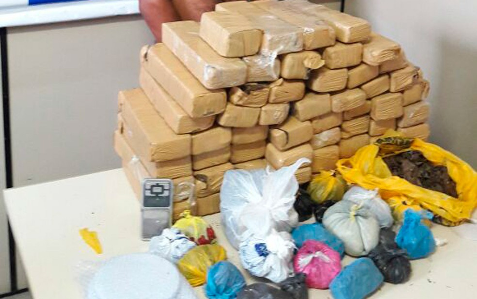 Droga foi encontrada dentro de duas malas em um quarto da casa (Foto: Polícia Civil de Ilhéus/Divulgação)