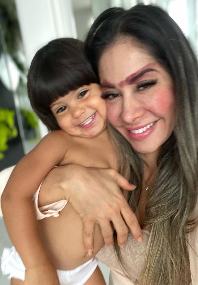 Mayra Cardi mostra resultado de maquiagem feita nela por Sophia (Foto: Reprodução/Instagram)