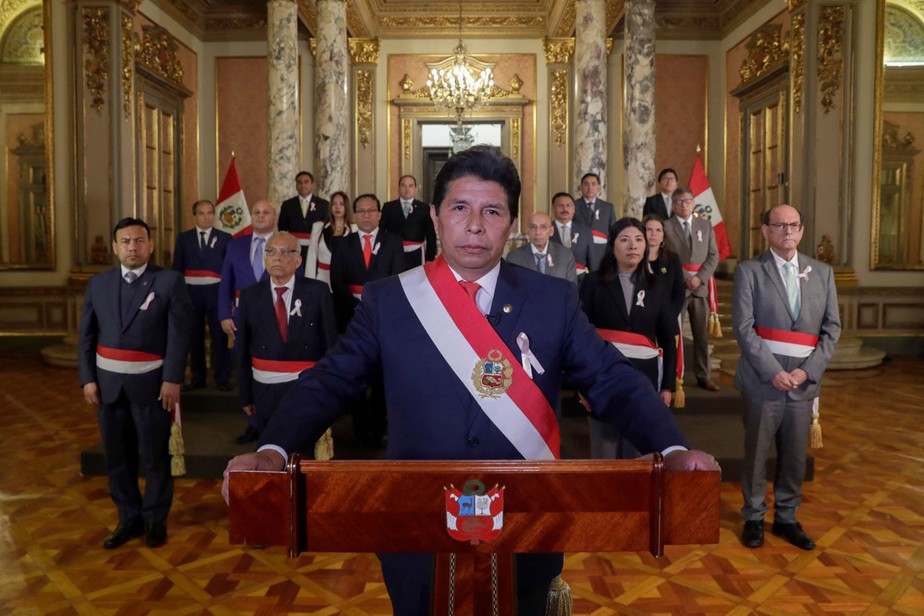 Presidente Pedro Castillo endereça mensagem à nação do Palácio do Governo acompanhado por sua equipe ministerial em Lima