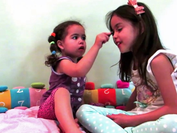 Ester e Eloah fazem maquiagem para canal do Youtube (Foto: Elaine Lourenço/Arquivo Pessoal)