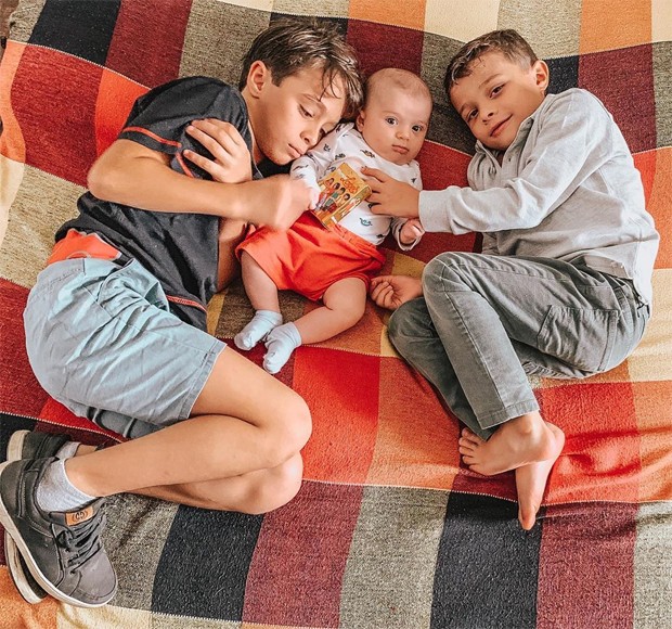 Vicente, Gaspar e Inácio, filhos de Letícia e Juliano Cazarré (Foto: Reprodução/Instagram)