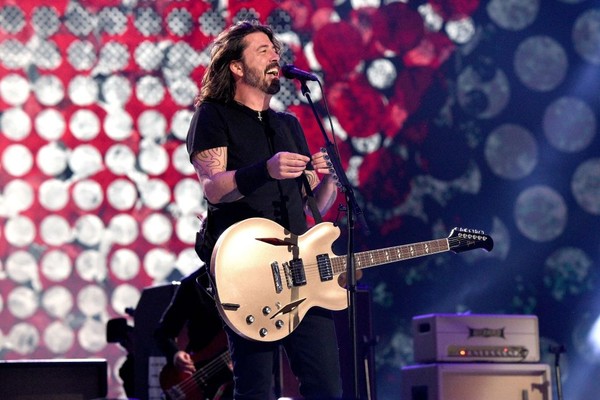 Dave Grohl durante show da banda 'Foo Fighters' (Foto: Getty Images)