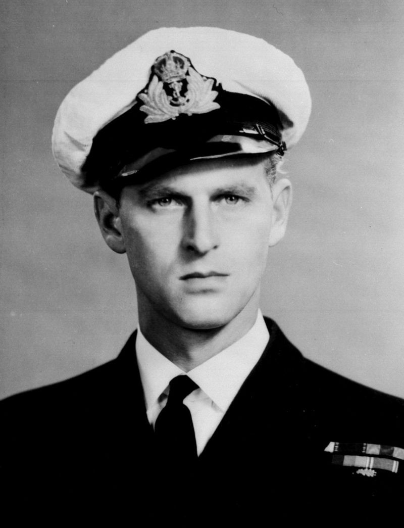 BBC Durante a Segunda Guerra Mundial, o príncipe Philip entrou em ação como aspirante do navio de guerra HMS Valiant. Quando uma frota italiana foi capturada nas proximidades da Grécia, em 1941, Philip estava presente e chegou a ser mencionado em despacho (Foto: PA via BBC)