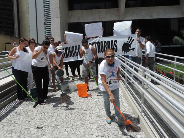 Faxinaço na Petrobras (Foto: Katherine Coutinho/G1)