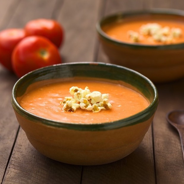 Sopa de tomate harmonizada com pipoca de trufas brancas (Foto: Divulgação)